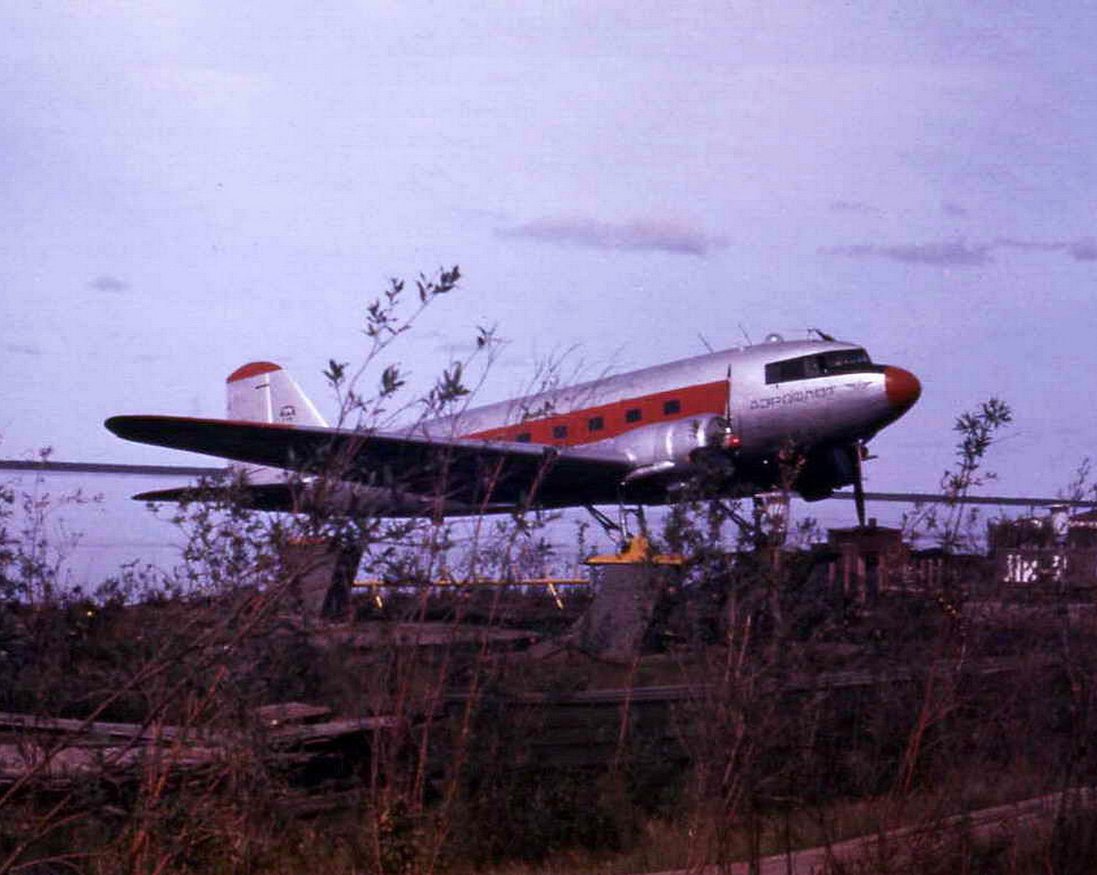 Якутия. п.Черский. Памятник Ли-2. 1979 год 