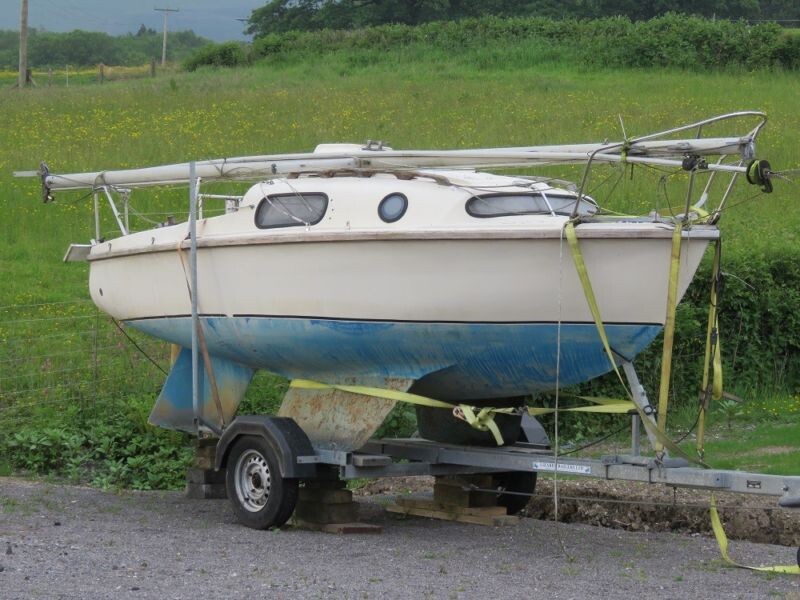 Leisure 17 без проблем перевозится на одноосном лодочном прицепе