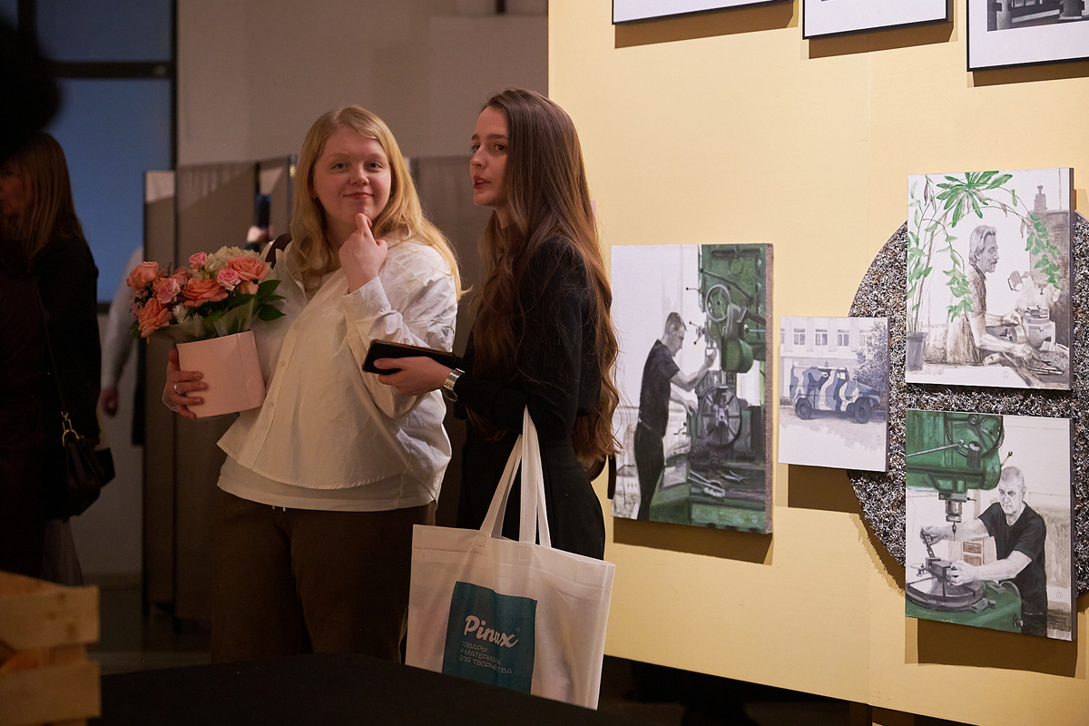 Анжела Кожова (справа) на вернисаже выставки «Искусство труда». Фото: пресс-служба фестиваля.