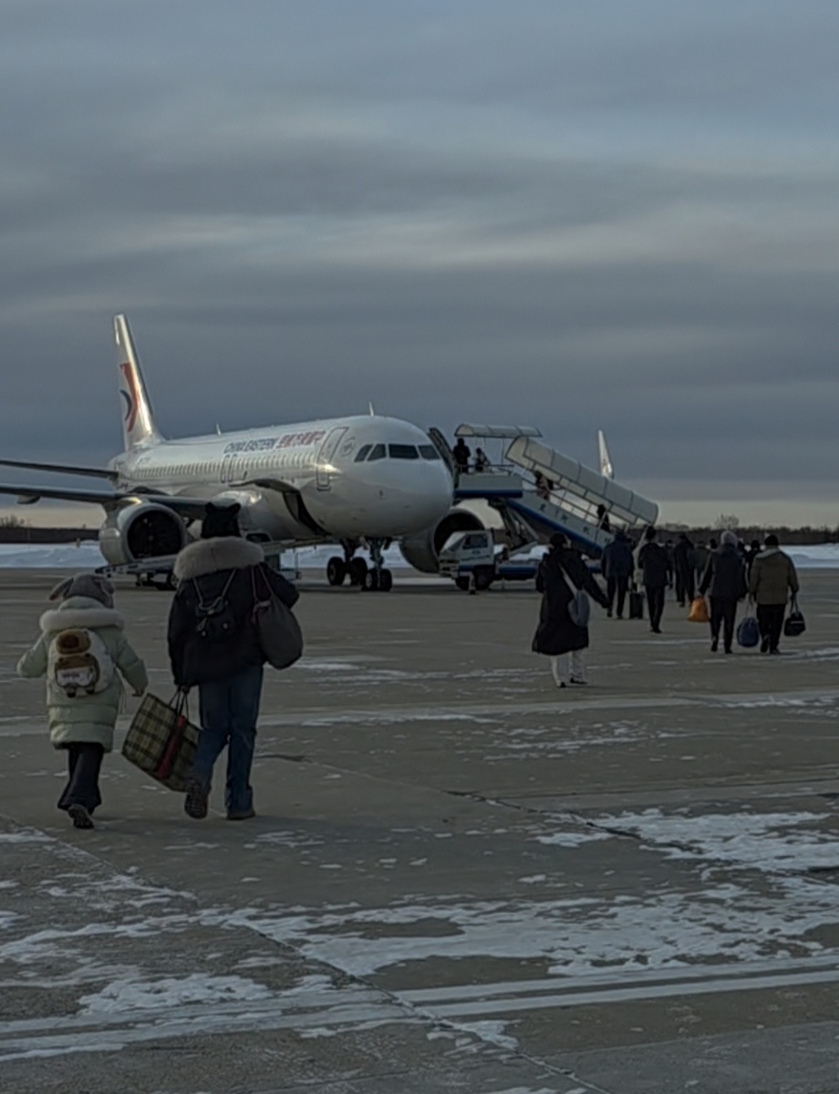 Посадка на самолёт в Хэйхе как в старые советские времена -  пешком до самолёта.