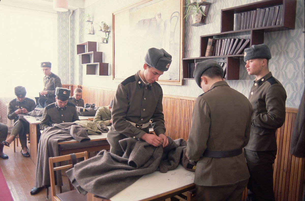 Бытовка или Ленкомната? Книги для чего? :)