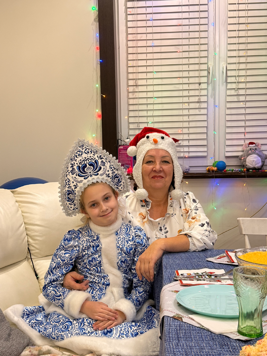 Мы с Аришей у новогоднего стола в доме старшей дочери, 31 декабря 2025