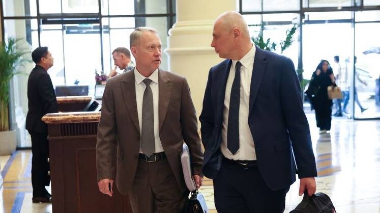    Валерий Шарифулин/ТАСС ОАЭ, Абу-Даби. Начальник управления Главного управления Генерального штаба ВС РФ Александр Зорин (справа) после переговоров в гостинице "Ритц Карлтон"