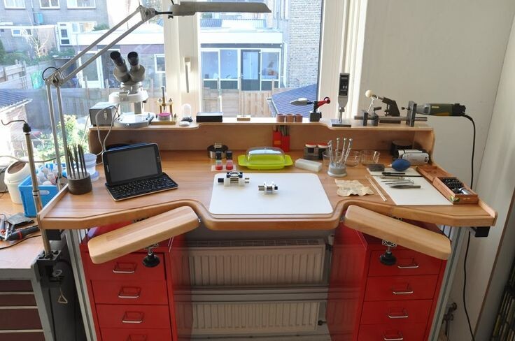 Стол для часовщика: особенности, требования и выбор