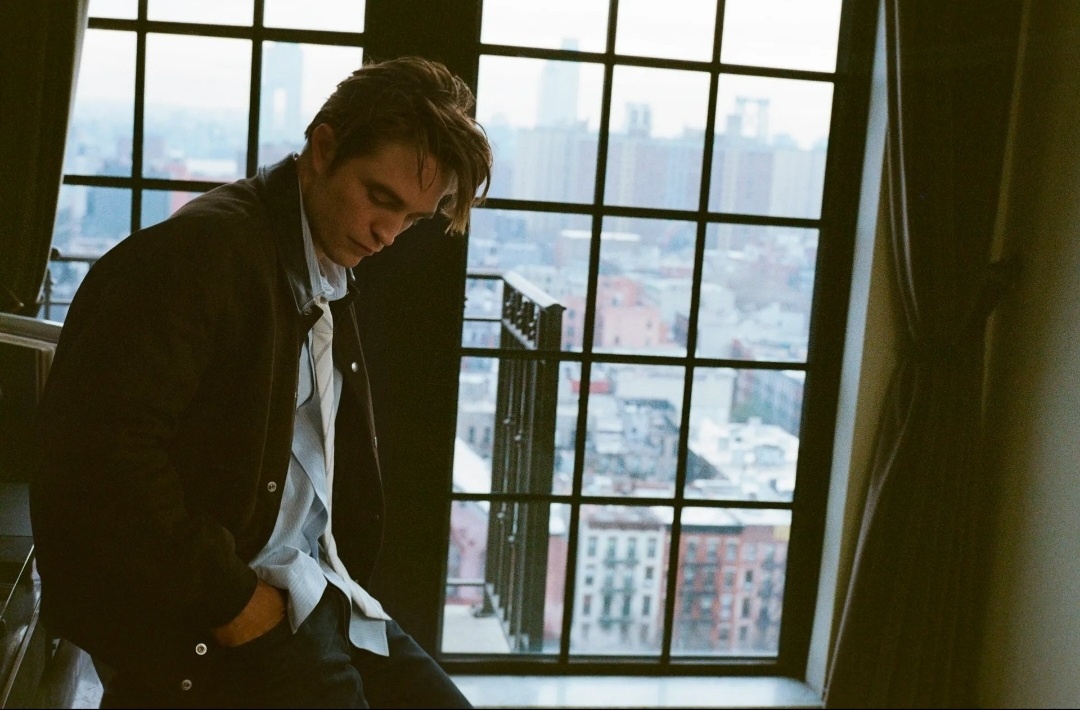 Роберт Паттинсон в рекламной кампании Dior Homme Intense 2025. Фотограф: Сobey Arner. Материал: Dior.