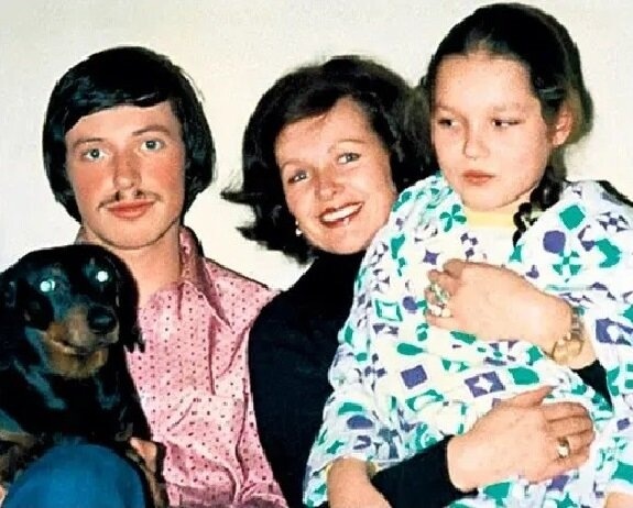    Наталья Фатеева в кругу семьи, но за кадром скрываются драматические события.