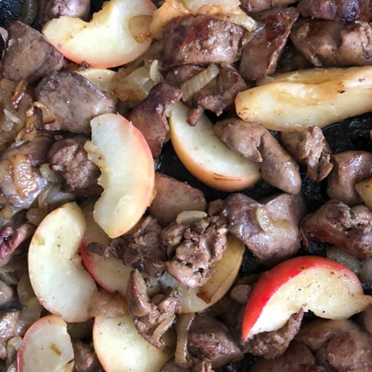 Куриная печёнка с яблоками