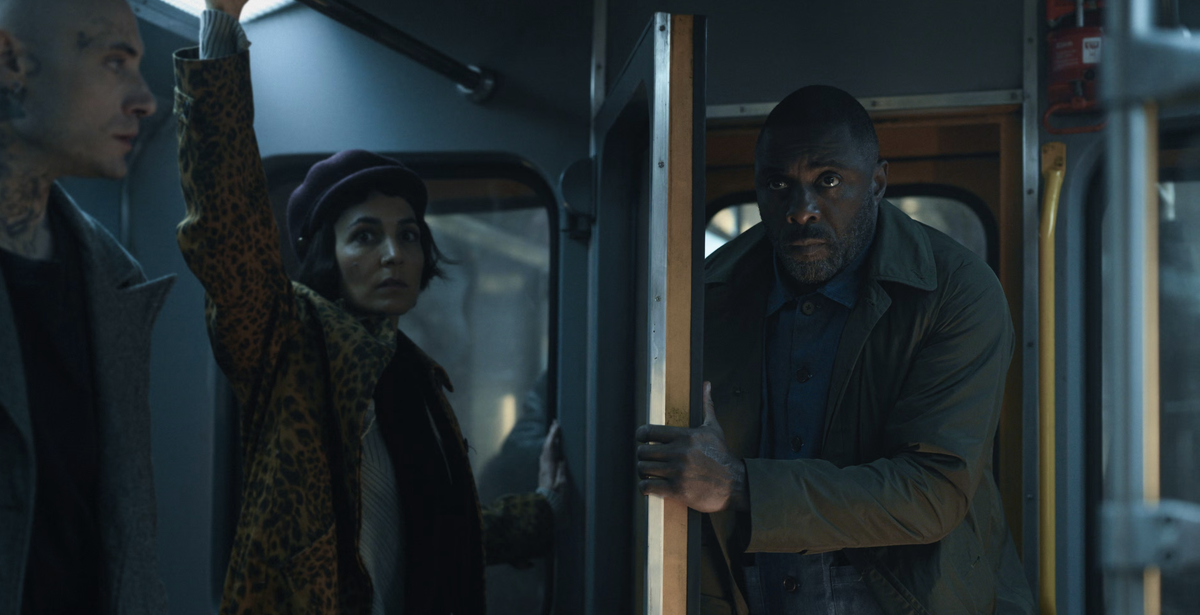 Идрис Эльба во втором сезоне «Захваченного рейса». Пока доступно две серии.