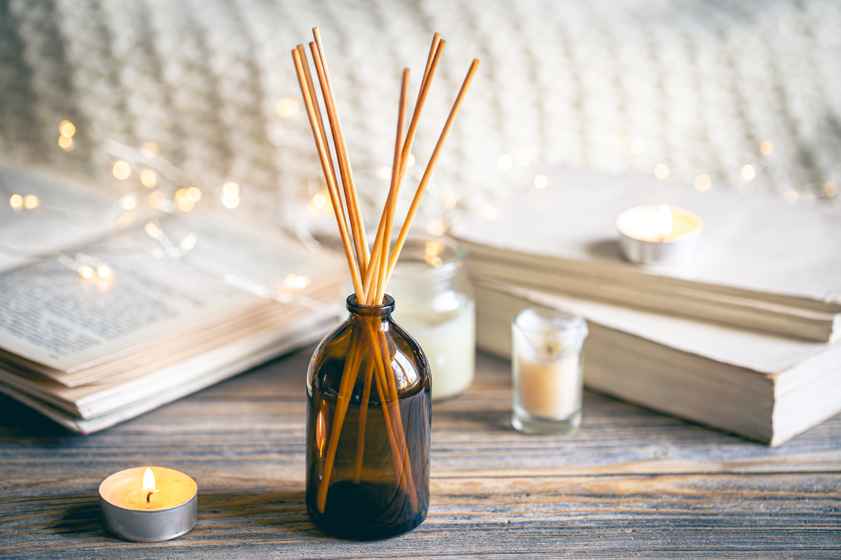 https://www.freepik.com/free-photo/winter-spa-composition-with-incense-sticks-candles-bokeh-lights_80753157.htm#fromView=search&page=1&position=9&uuid=263a01d2-d009-43a3-b3f8-d314320d77b6&query=аромат