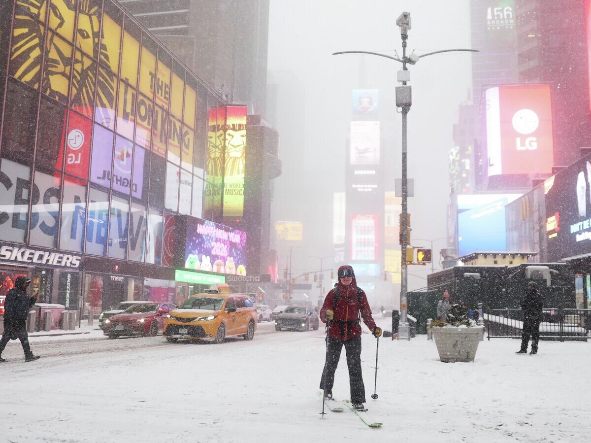    Жители Нью-Йорка встали на лыжи после снегопада | © AP Photo / Heather Khalifa