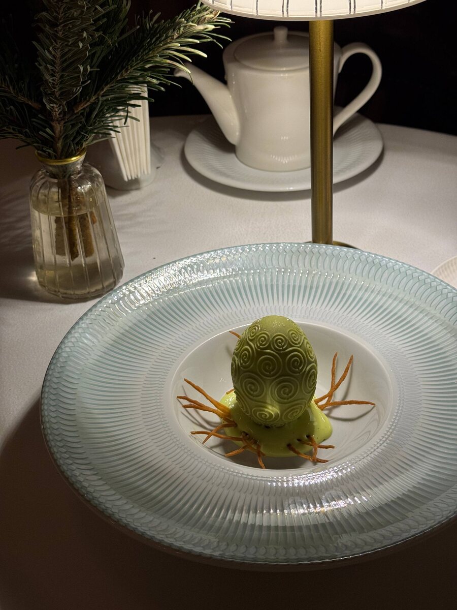 десерт с муссом из пандана, оливой и фейхоа