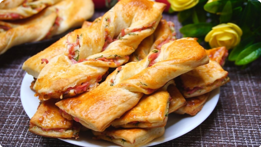 Забудьте про пиццу: "Быстрые" слойки с сыром и колбасой, готовлю, когда нужно приготовить что-нибудь вкусненькое...