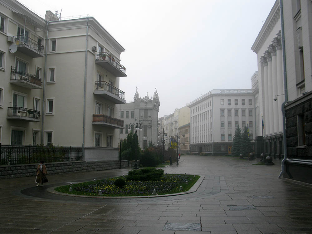 Банковая. Справа - офис президента украины