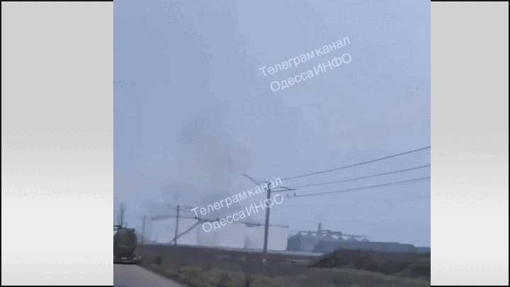    Удар по крупнейшему на Украине терминалу растительного масла Allseeds Black Sea. Трудно продать за валюту то, что сгорело при пожаре. Источник: ТГ-канал Олега Царёва