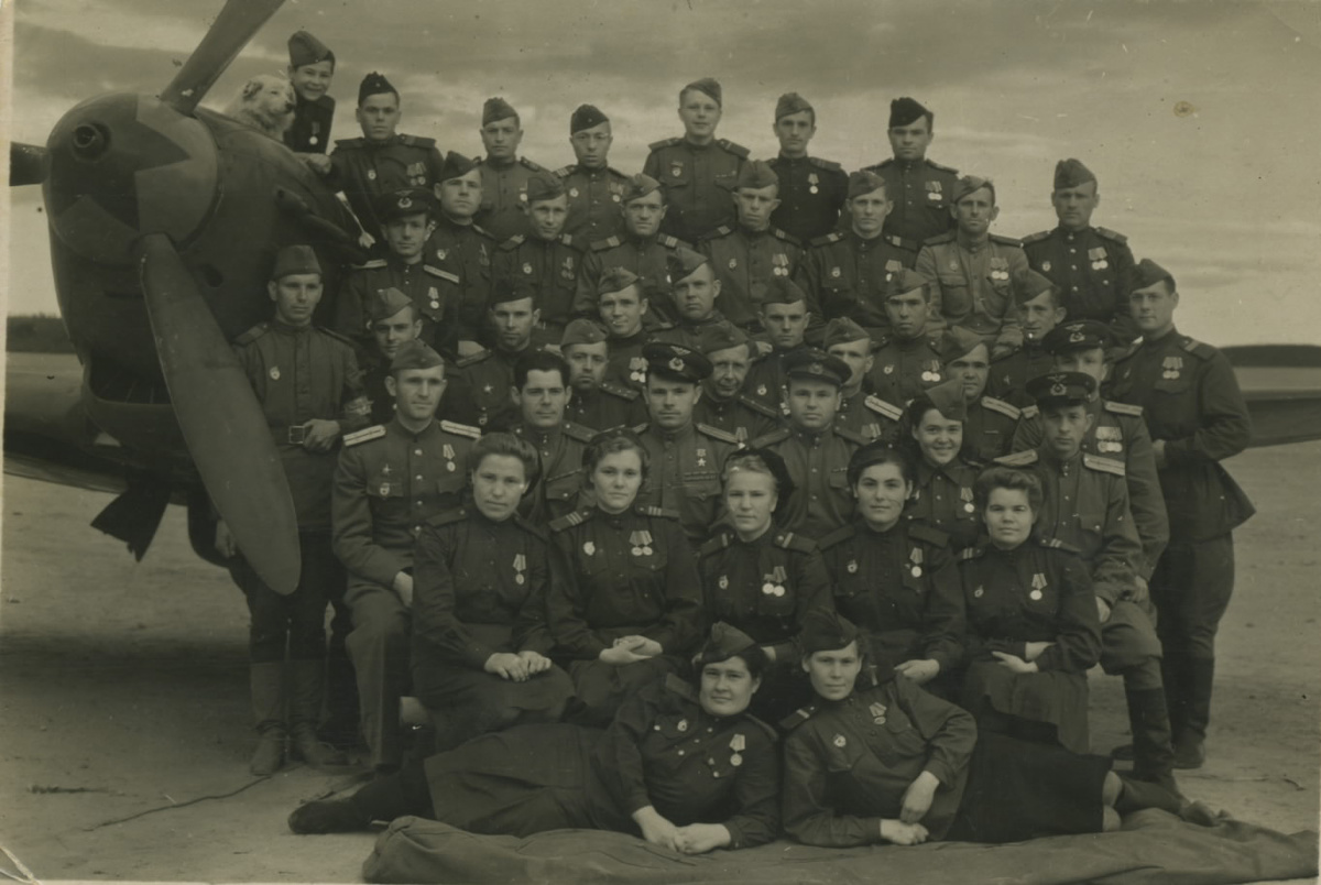 Нина Дмитриевна сидит в третьем ряду