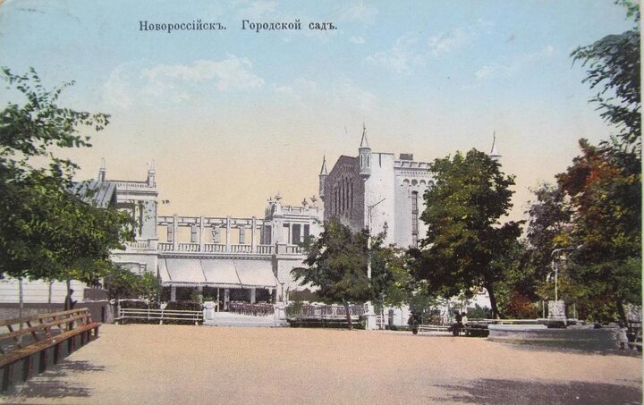 Слева городской буфет, справа - театр