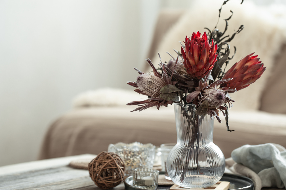 https://www.freepik.com/free-photo/cozy-home-composition-with-candles-protea-bouquet_24252958.htm#fromView=search&page=1&position=10&uuid=3d01f9a8-72b7-4e44-90d0-233a7a333073&query=домашний+декор