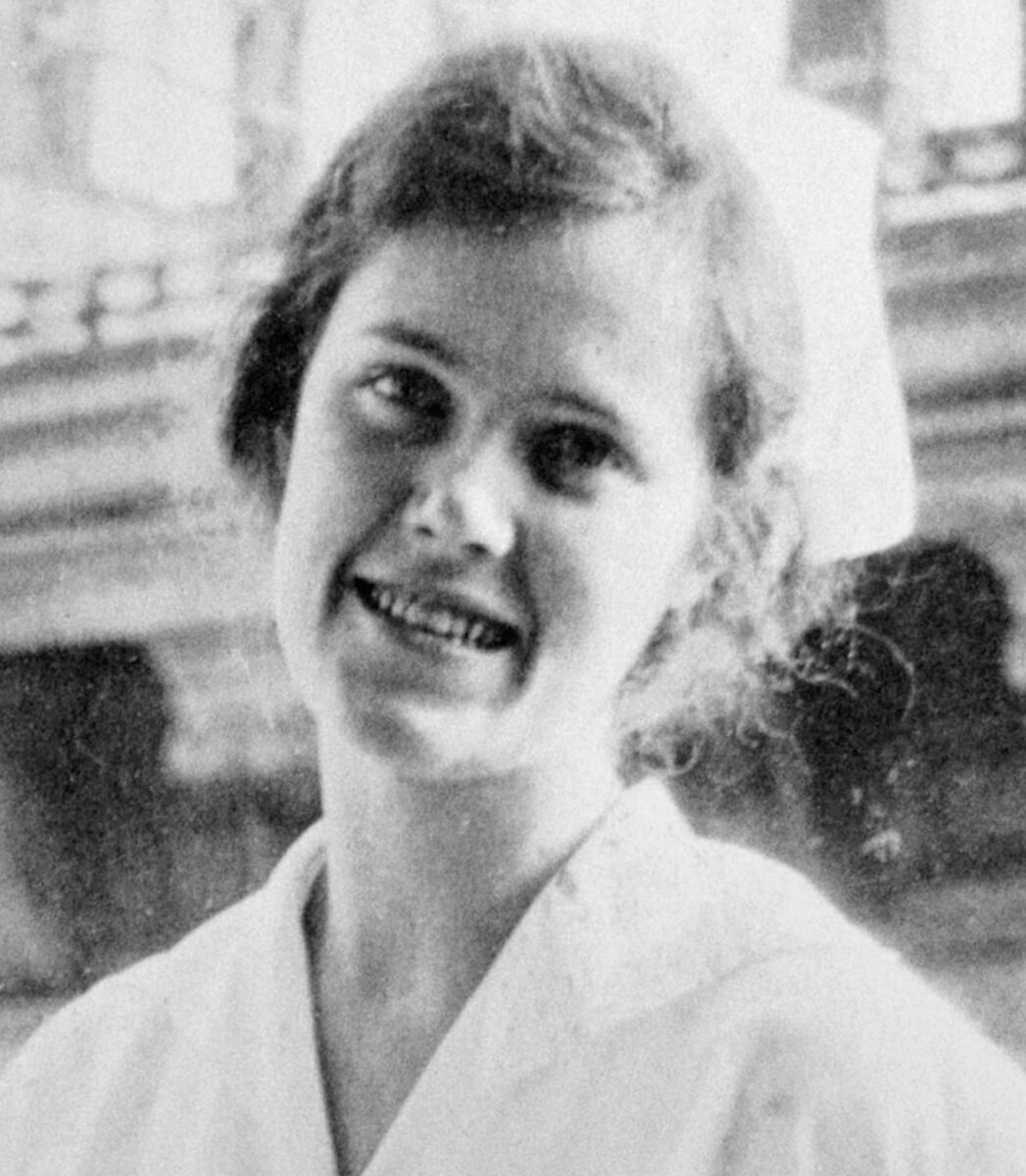 Имя, которое постоянно всплывает рядом с биографическим слоем романа: личный опыт и память легко становятся материалом для литературы.