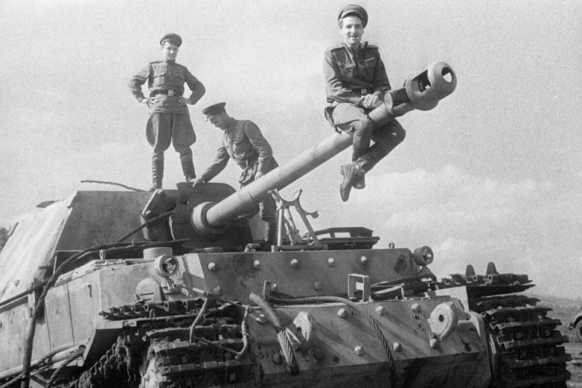    Константин Симонов сидит на стволе немецкого «Фердинанда», подбитого на Курской дуге. 1943 год.