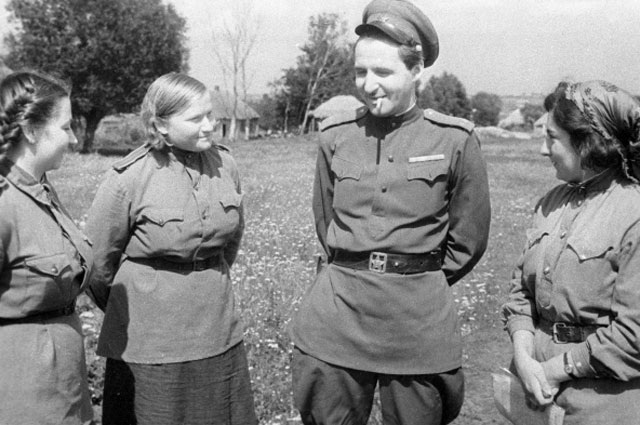    Корреспондент газеты «Красная звезда» Константин Симонов беседует с санитарками госпиталя. 1943 г. Фото: РИА Новости/ Яков Халип