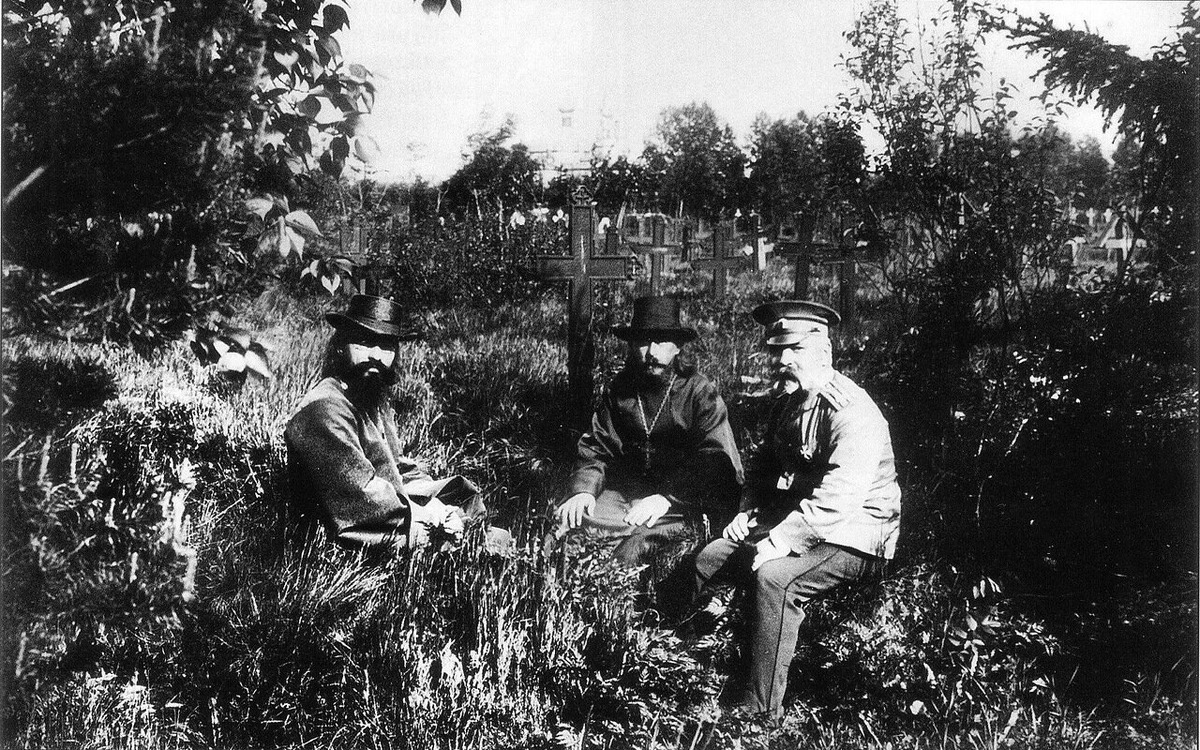 Священники и офицер на Преображенском кладбище. Снимок К. Буллы 1905 года похоже что был сделан как раз на воинском участке 
