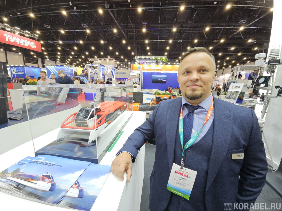 Александр Попов и модель композитного катамарана MCAT-20 / Фото: Корабел. Ру  📷
