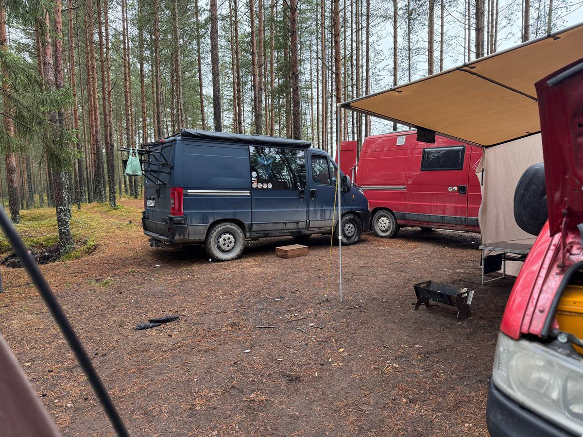 На той самой сходке. Поехавшие, VanLifers и Красный саквояж