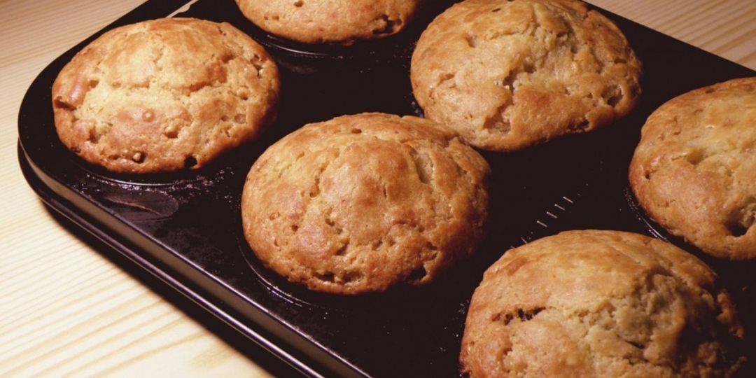 Когда противень липкий и жирный: заливаю кухонной смесью и смываю водой — снова как новый