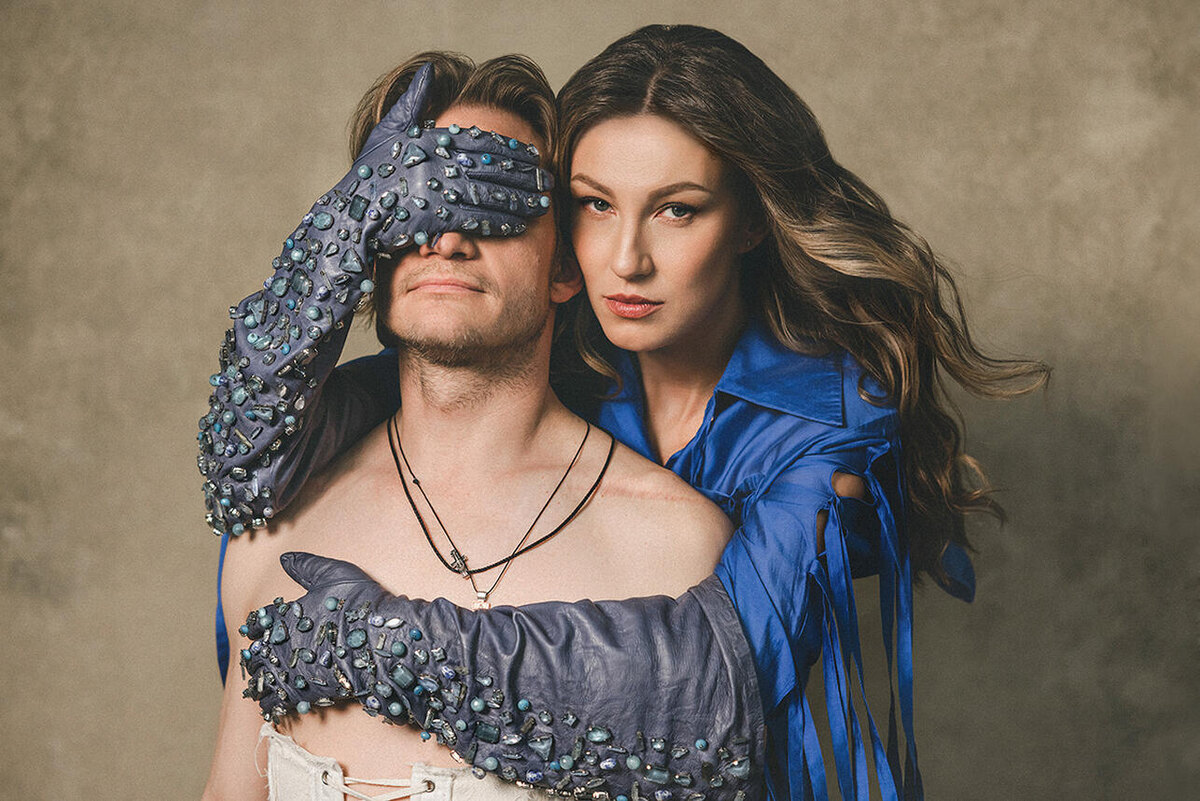    Креативный директор: Владимир Славский. Ассистент фотографа: Лариса Васькова. Гаффер: Александр Логунов. Видеограф: Олеся Лисевцова. Ассистент стилиста: Марина Никифорова. Визажист: Юлия Муратова. На Марте: платье и перчатки Gapanovich Ирина Заргано