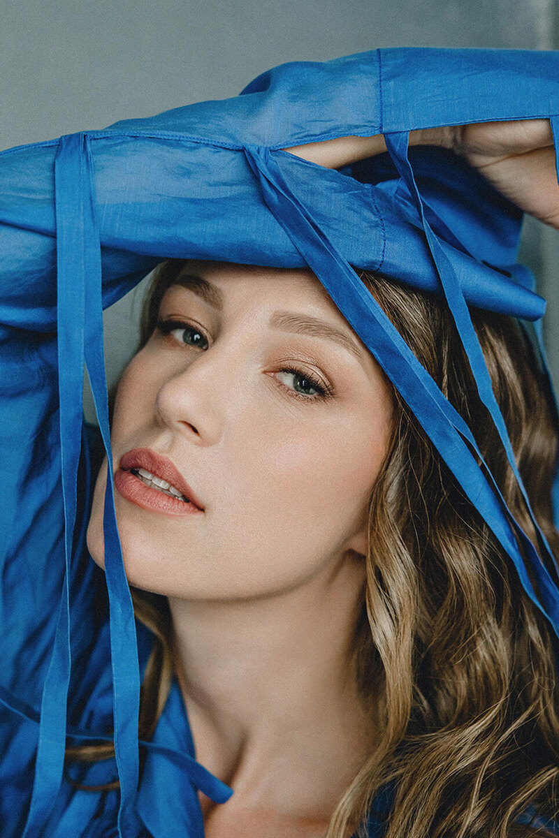    Все, что происходило в этот день, — череда безумных и геройских поступков. Началось еще с поезда. мы никогда не виделись, но я попросил Марту: «Купи мне зубную щетку и пасту». И она купила мою любимую, зеленую. На Марте: платье Gapanovich Ирина Заргано