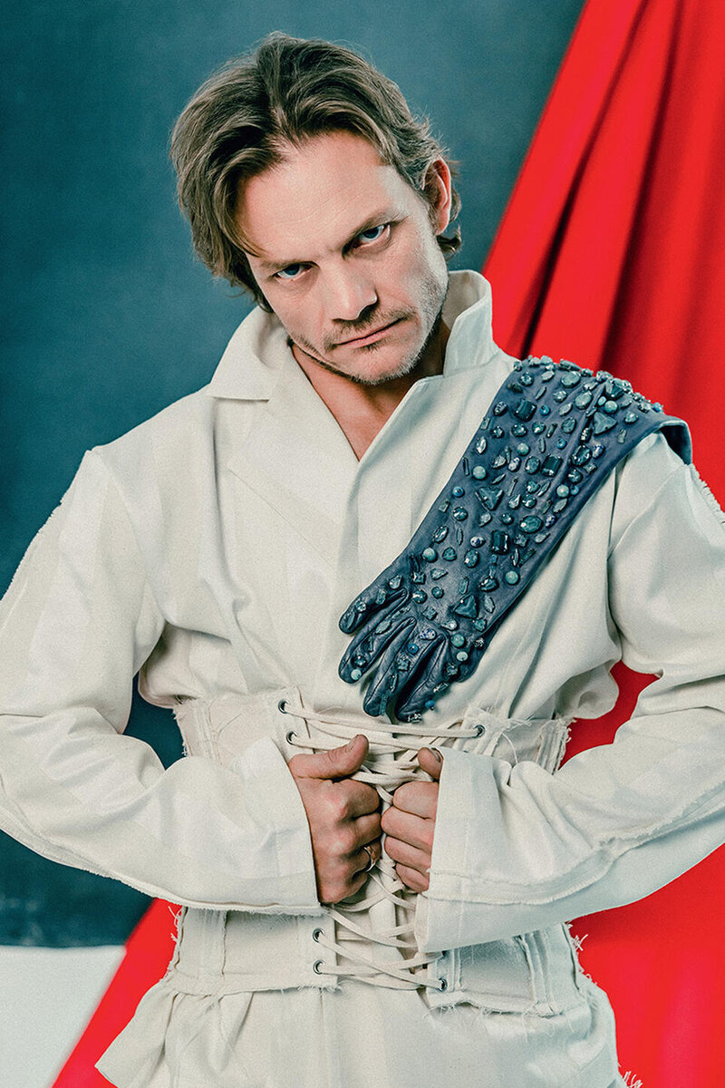    Когда мы встретились, не было ощущения, что это какая-то великая любовь с первого взгляда, Провидение или вмешательство высших сил. Но при этом нас как будто куда-то неотвратимо вело. На Евгении: костюм и корсет Oleg Levitskiy, перчатки Gapanovich Ирина Заргано