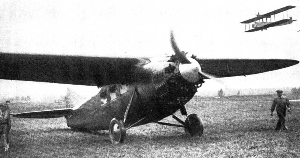 самолет для дальних перелетов Bernard 18 GR Oiseau Tango; на заднем плане виден летящий Farman F.180 Oiseau Bleu. Снимок airwar.ru