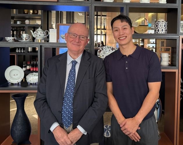 Массимо Интровинье с Ченсом Соном, сыном пастора Сон Хён Бо.