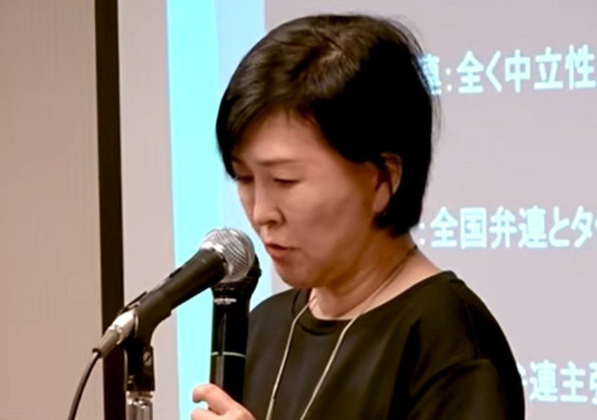 Масуми Фукуда выступает на симпозиуме в Токио.