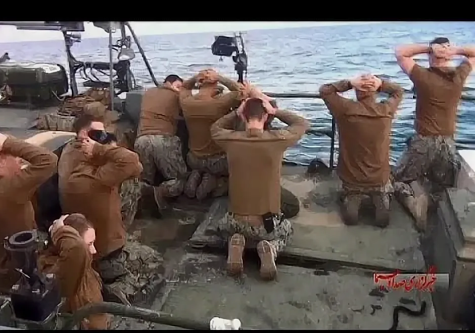 В январе 2016 года эти кадры обошли весь мир и оставили незаживающую рану на сердце американских вооруженных сил. Их нынешняя враждебность к иранцам отчасти тоже является отголоском тех событий. Фото Фатх