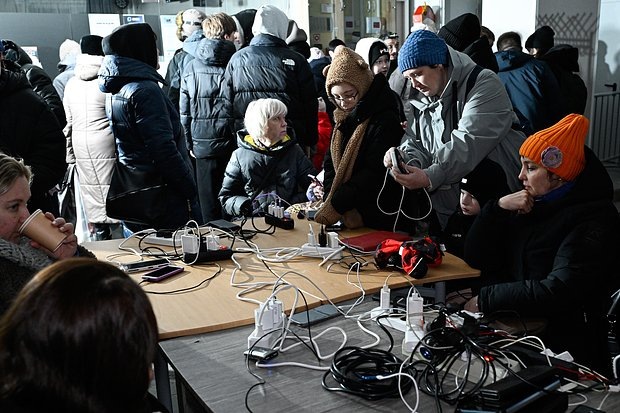    Жители Мурманска в пункте обогрева в ДК "Судоремонтник". Фото: Лев Федосеев / ТАСС