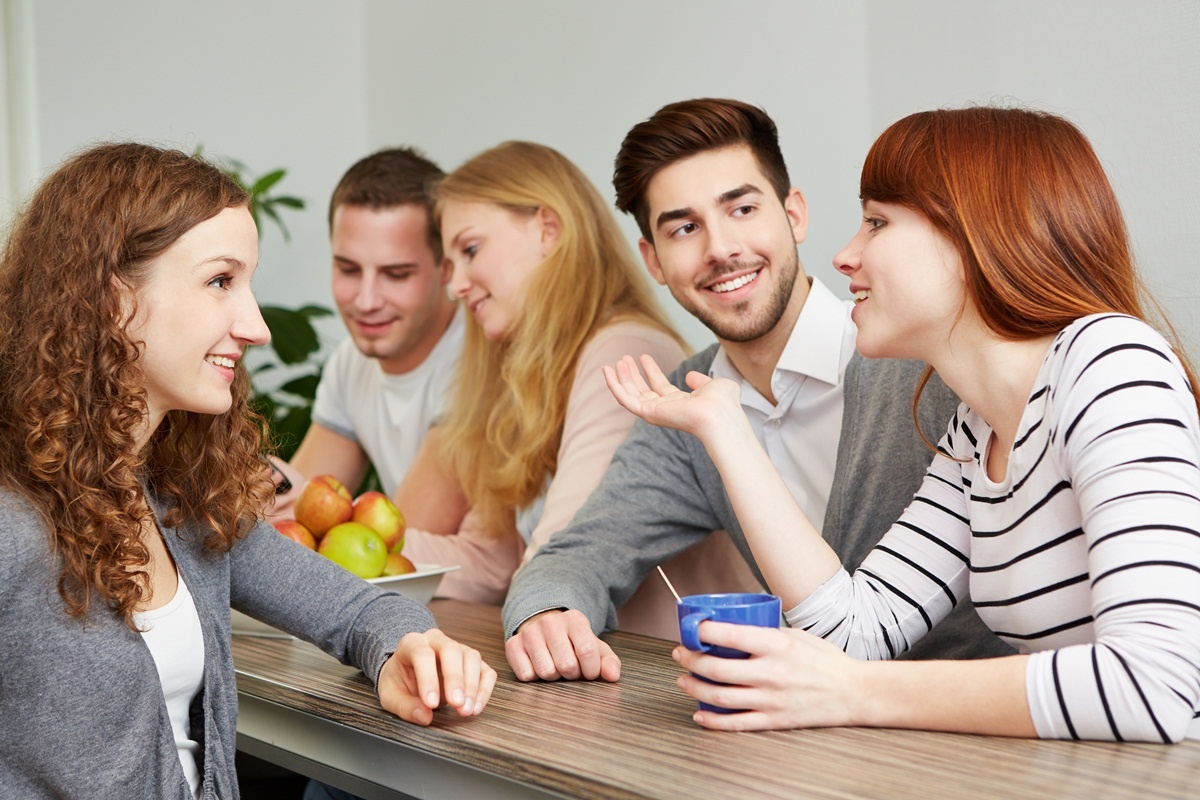 люди общаются