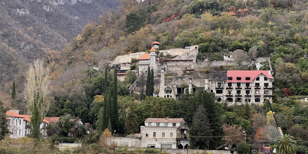 ТОП-20 лучших экскурсий по монастырям и храмам Адлера в 2026 году