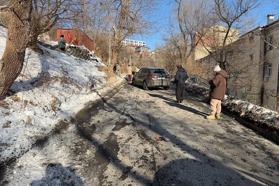    «Ниссан» врезался в сугроб после ДТП с «Ауди» во Владивостоке Фото: УМВД России по Приморскому краю