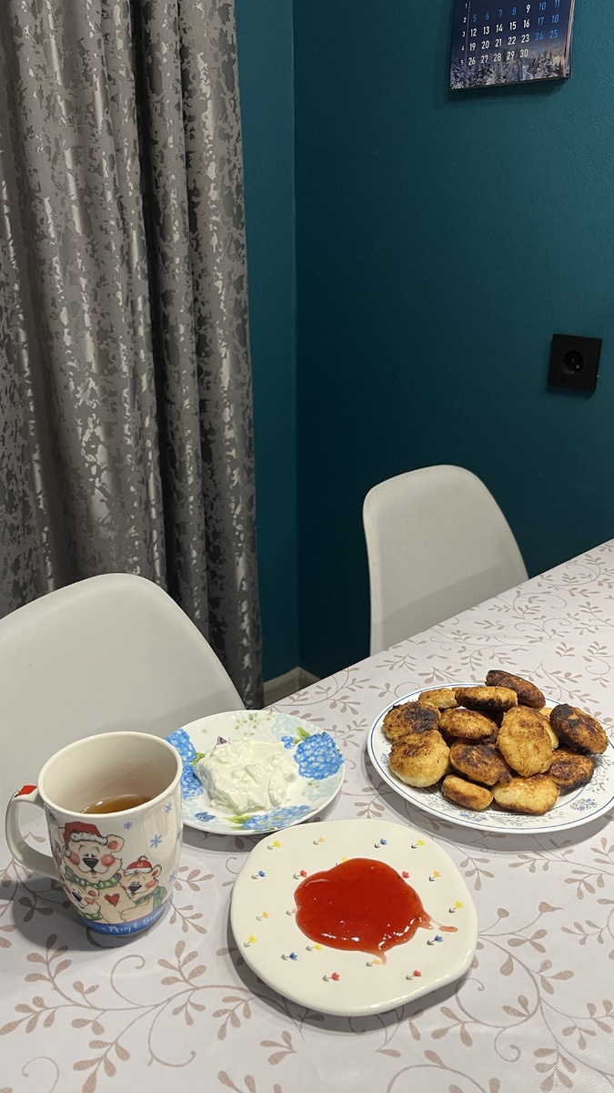 Сырники с джемом и сметаной, в кружке компот😋