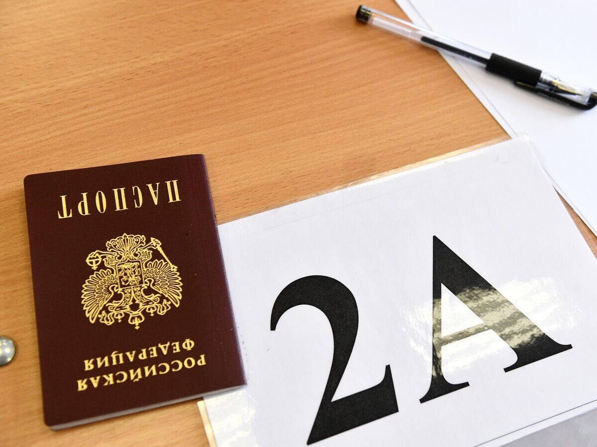    Паспорт на парте одного из учеников перед началом заключительного тренировочного ЕГЭ по обществознанию и английскому языку | © РИА Новости / Павел Лисицын