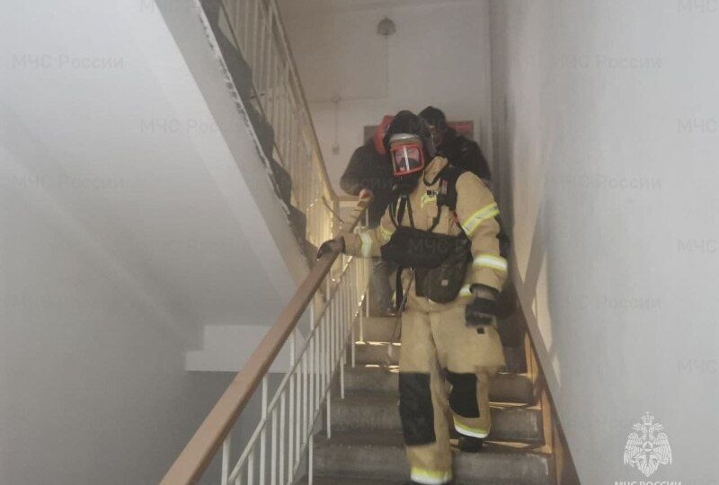 Шесть жильцов эвакуировались из горящего дома на улице Угданской в Чите