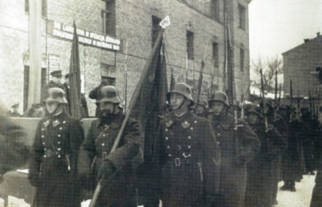 Так и подбивает написать нечто вроде «это что за покемон»? А это... вчерашние «буржуазно-национальные прибалты» в Красной Армии с немецкими касками. 