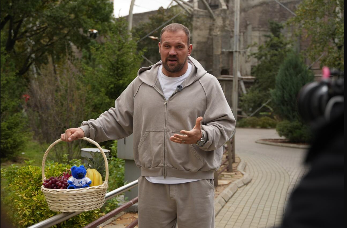 Сегодня мы рассмотрим жизненный путь этого харизматичного спортсмена и талантливого блогера. 