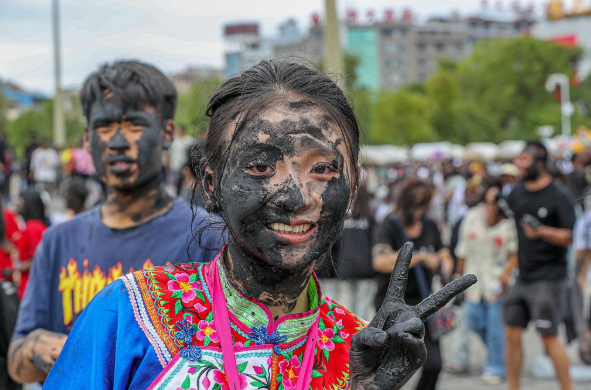 Фоткают как всегда красивых китаяночек, зачем парня фоткать. Прямо обидно, что его не сфоткали