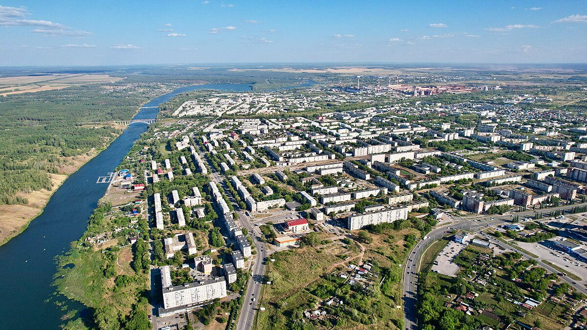 Каменск-Уральский. Фото с сайта https://ru.wikipedia.org/wiki/%D0%A4%D0%B0%D0%B9%D0%BB:Krasnigorsky_District_of_Kamensk-Uralsky_(August_2022)_-_1.jpg. Взято с Яндекс.Картинки