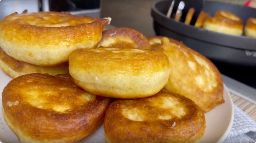 Идеальные пышные оладьи на кефире: проверенный рецепт, который не подведет