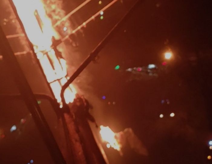 Меня разбудил звук из подъезда. Через 10 минут моя квартира была в дыму, а я заперт на 9 этаже