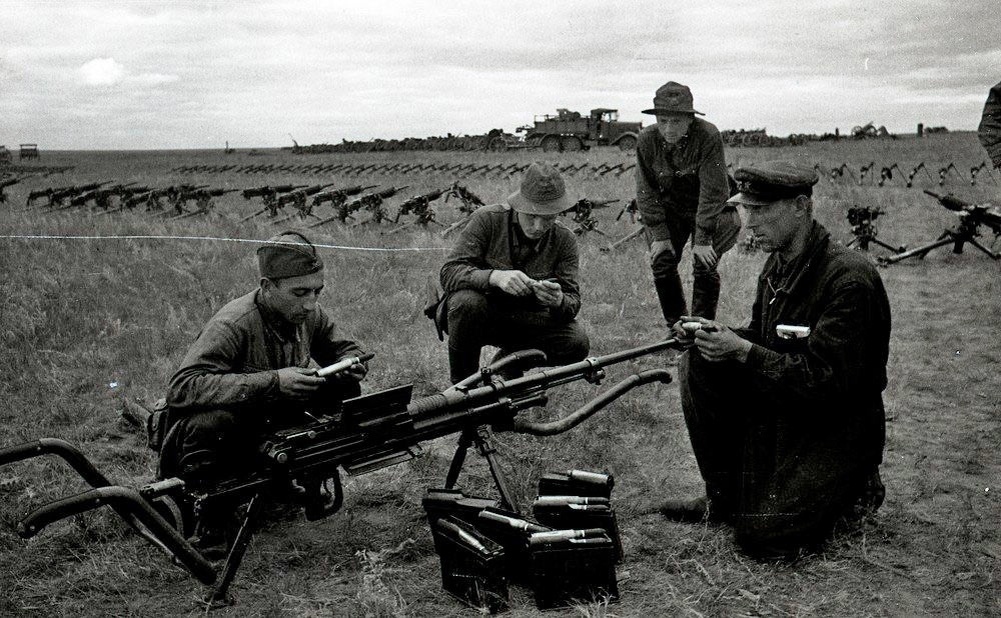 Советские командиры осматривают трофейное японское 20-мм ПТР "Тип 97". Халхин-Гол, 1939 год.
