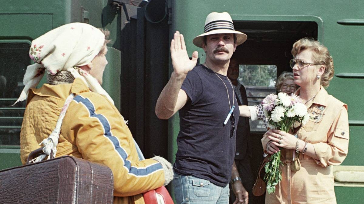    На съемках художественного фильма «Родня». Режиссер-постановщик Никита Михалков, исполнительница роли Марии Коноваловой Нонна Мордюкова и Светлана Крючкова, сыгравшая в картине роль Нины, дочери Коноваловой / Фото: Пошвикин / РИА Новости